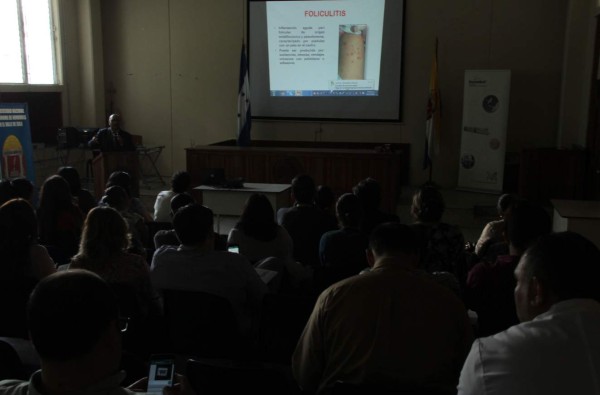 Actualizan a egresados y docentes de la carrera de Medicina en la Unah-vs