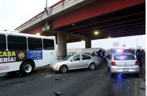 Múltiple choque de carros por congelamiento de carretera en Monterrey