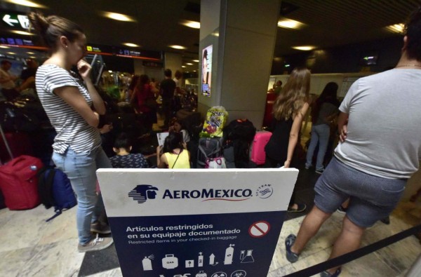 Más de 200 mexicanos varados en aeropuerto de Madrid