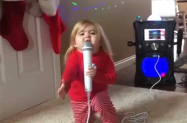 Pequeña estrella del karaoke causa furor en la red