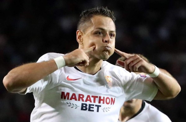 Javier 'Chicharito' Hernández se lució con un golazo de tiro libre con el Sevilla. Foto EFE