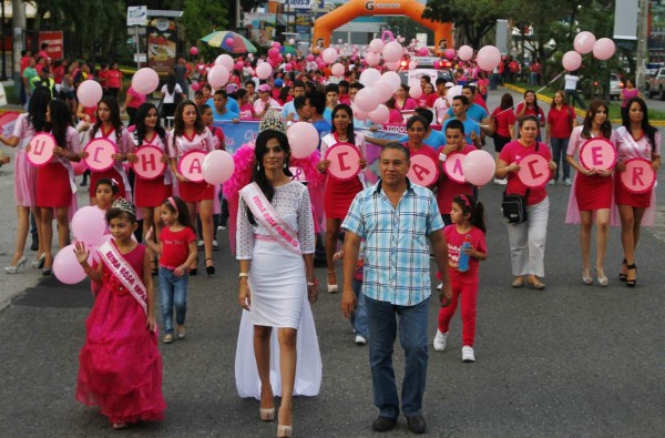 Marcha contra el cáncer de mama reunió más de 1,000 sampedranos