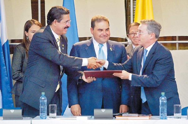 Honduras firma TLC con Colombia