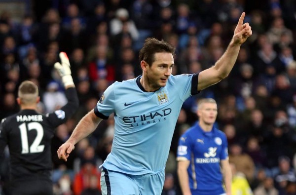 Manchester City le sigue el paso al Chelsea y hunde al Leicester