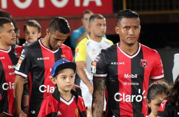 Hondureños del Alajuelense reciben fuertes críticas en Costa Rica