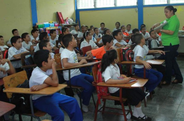 De 300 maestros es el déficit en Cortés