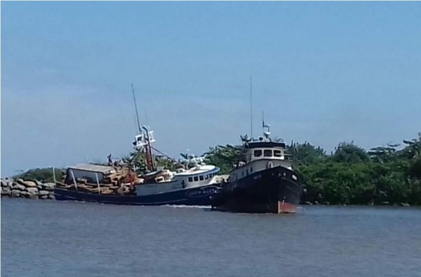 Bote pesquero se queda varado con carga y tripulación