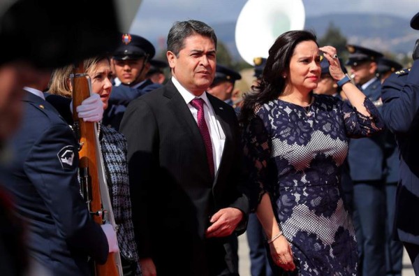 Presidente de Honduras llega a Bogotá para asistir a investidura de Duque