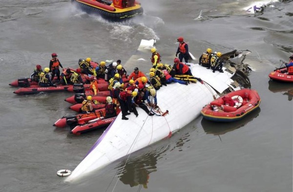 Miembros de los servicios de rescate continúan trabajando en el rescate del avión de pasajeros de TransAsia estrellado en el río Jilong en Taipei (Taiwán) hoy, miércoles 4 de febrero de 2015.