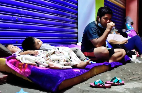 A Honduran family affected by the passage of Hurricane Eta spends the night on a street in the town of El Progreso, department of Yoro, Honduras, 05 November 2020 (issued 06 November). The tropical depression Eta left Honduras leaving a trail of death, pain, damage to infrastructure and agricultural crops, and thousands of victims. EFE/ Jose Valle