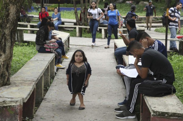 Yolanda, la estudiante de 80 cm que busca graduarse de Letras en Unah-VS