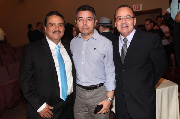 Carlos Mauricio Flores recibe el premio Álvaro Contreras