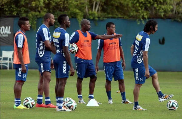 Suárez les pide a jugadores que presionen en el medio campo