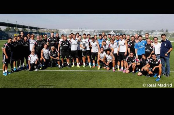 Cristiano comparte su último galardón con su familia madridista