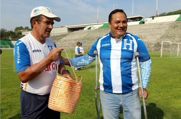 Alcalde de Xochitepec entrega botella de tequila a Jorge Luis Pinto