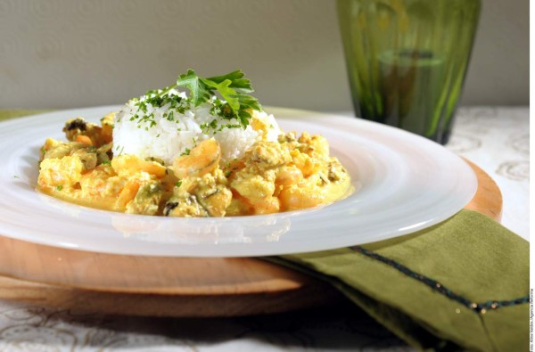 Cómo preparar un arroz y camarones en salsa de coco