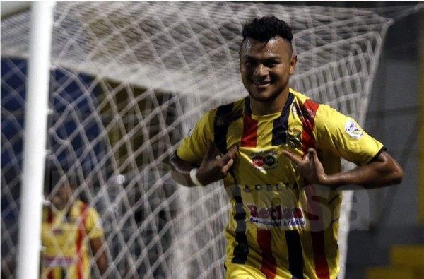 Real España golea al Vida con doblete de Mario Martínez y va contra Juticalpa