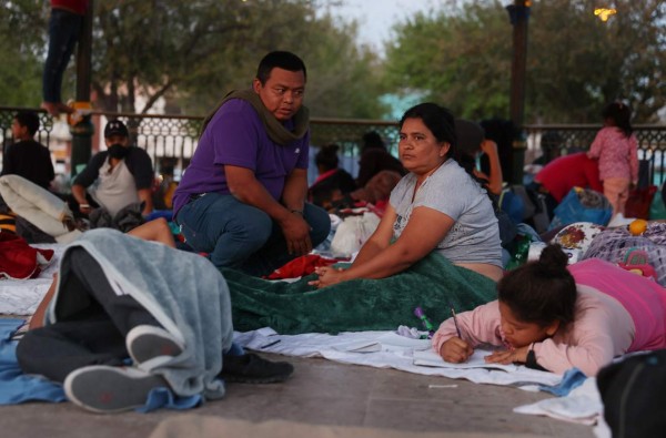 Migrantes hondureños deportados de EEUU, a la intemperie en México