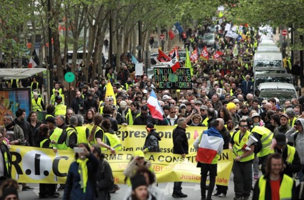 Los 'chalecos amarillos' salen a la calle a desafiar a Macron y sus anuncios