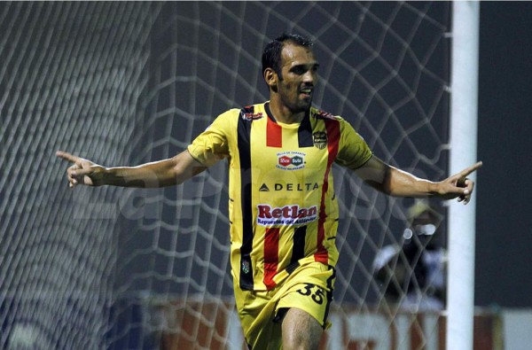 Nicolás Cardozo celebrando su gol con el Real España ante Platense. Foto Neptalí Romero