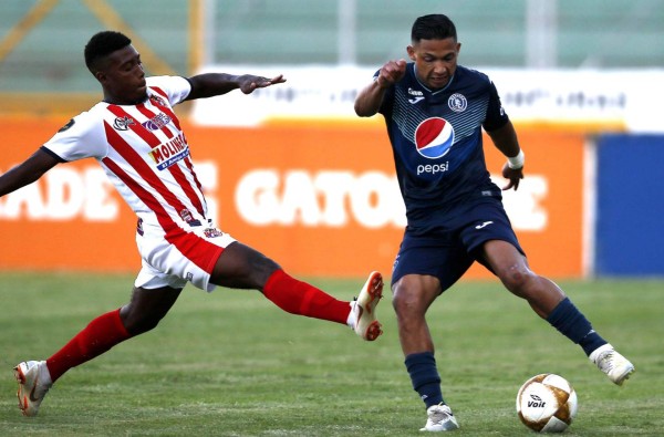 Emilio Izaguirre se queja de la pérdida de tiempo y de la cancha del Nacional: 'La pelota pica como conejo'