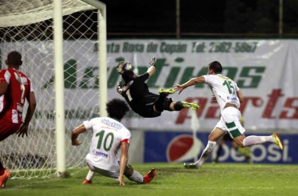 Platense ganó, gustó y goleó en otra gran noche de 'Rambo' de León