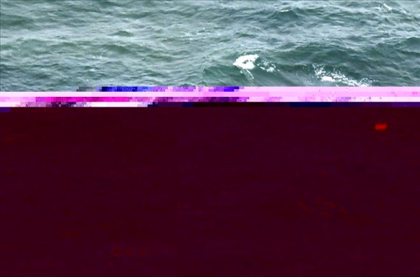 Fotografía de un objeto sin identificar en alta mar tomada desde un avión de las fuerzas aereas indonesias cerca de la costa de Pangkalan Bun en Borneo (Indonesia). EFE