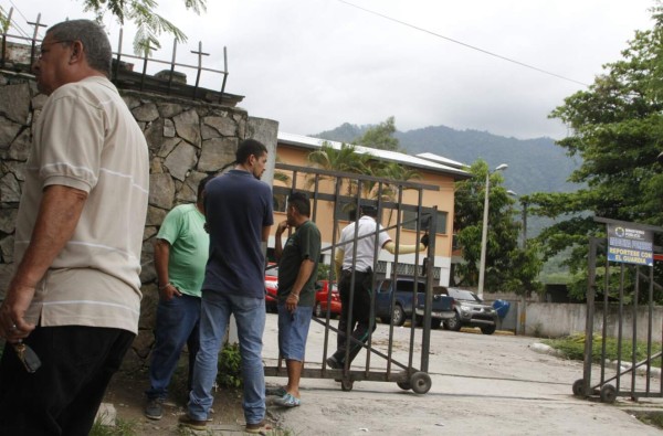 Acribillan a comerciante y hieren a sus dos hijos en Cofradía