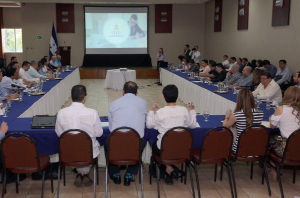 Gobierno, presionado por lentitud, promete simplificar trámites