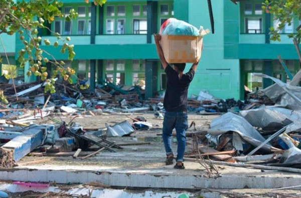 Saquean comercios en Indonesia luego de la devastación del tsunami