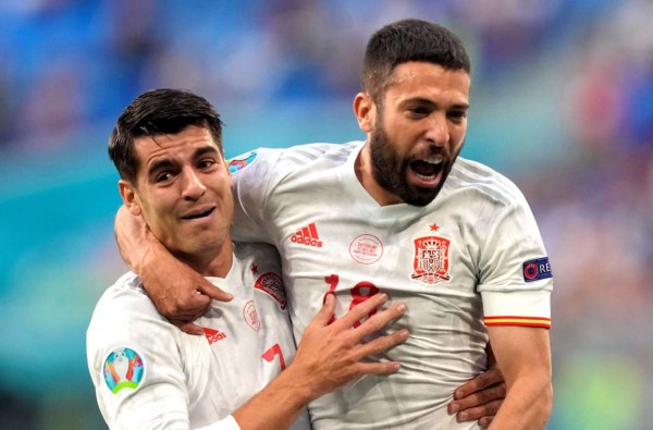Jordi Alba celebrando su gol con Álvaro Morata. Foto AFP