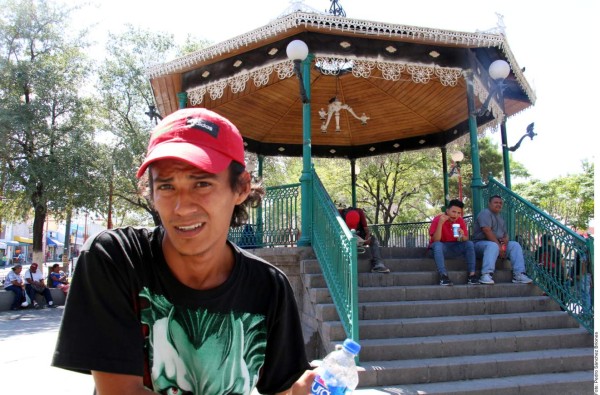 Migrantes hondureños duermen en plazas públicas porque no caben en albergues