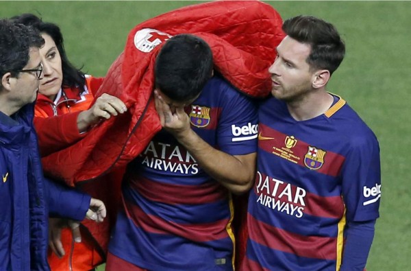 Lionel Messi consuela a su compañero Luis Suarez, que se tuvo que retirar lesionado durante la final de la Copa del Rey. Foto EFE/Chema Moya