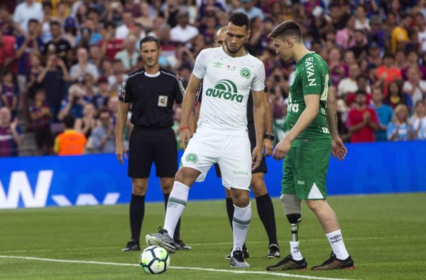 GRA286. BARCELONA, 07/08/2017.- Follman (d) y Neto (i) supervivientes del Chapecoense, se disponen a hacer el saque de honor ante el FC Barcelona, en partido correspondiente al Trofeo Joan Gamper. EFE/Quique García