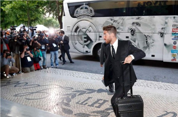 Real Madrid llegó a Lisboa y es recibido por decenas de aficionados