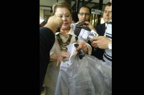 Madre de Javier Pastor presenta en el Conadeh camisa rota de su hijo