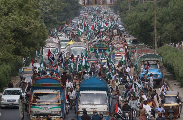 Activists of Jamaat-ud-Dawa march during an anti-US and anti-Israeli protest in Karachi on December 10, 2017, following US President Donald Trump's decision to officially recognise Jerusalem as the Israeli capital. / AFP PHOTO / RIZWAN TABASSUM
