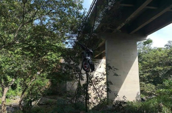 Hallan el cadáver de un motociclista bajo un puente en Santa Bárbara
