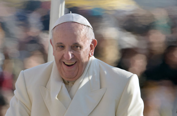 El Papa invitó a un cura a pasear en el papamóvil: '¡Vení, subí!'