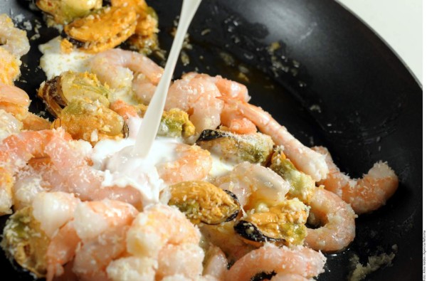 Cómo preparar un arroz y camarones en salsa de coco