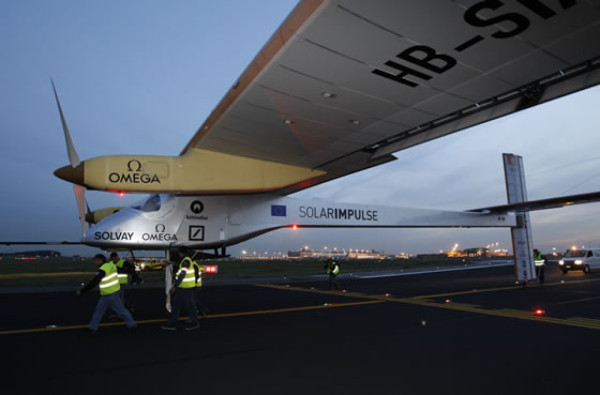 Aterriza primer vuelo de avión Solar Impulse