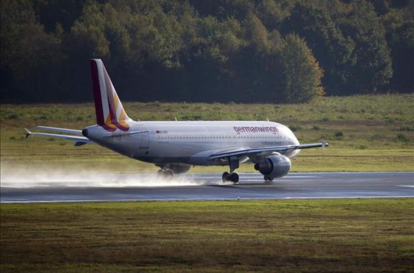 El avión Airbus A320 de la compañía Germanwings lanzó una llamada de socorro antes de estrellarse cerca del municipio de Prads-Haute-Bléone, en el departamento de Alpes de Haute Provence, informó la Dirección General de la Aviación Civil francesa en un comunicado.