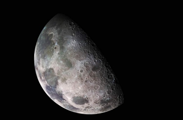 ¿Por qué la Luna tiene forma achatada?