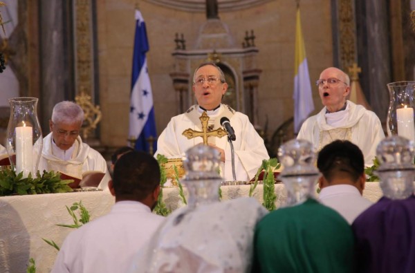 Cardenal pide a sacerdotes guardar distancia de los poderes del mundo