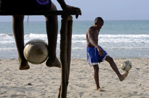 Futbolistas en Honduras se forman en la playa y las barriadas