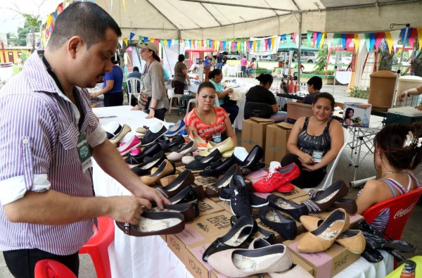 Artesanos exponen sus productos