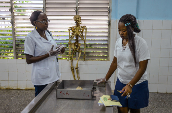 Una 'torre de Babel” es escuela de medicina en Cuba