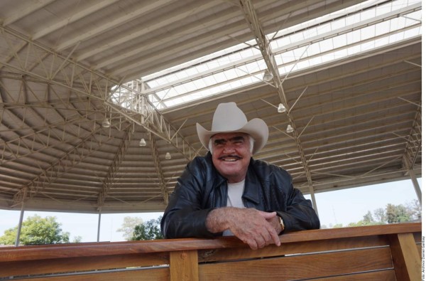 Vicente Fernández está en terapia intensiva