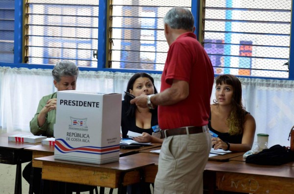 Opositor arrolla con 78% en elección presidencial de Costa Rica