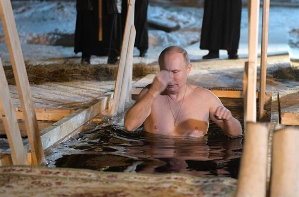 Putin se baña en aguas heladas para celebrar la Epifanía ortodoxa
